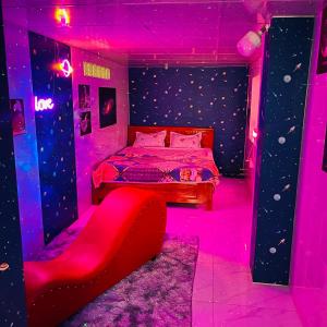 朱笃Nhà nghỉ Bảo Trâm的一间卧室配有红色的床和红色的沙发