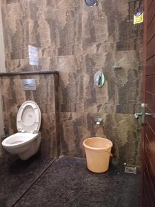钦奈Iris Comfort Inn的一间带卫生间和垃圾桶的浴室