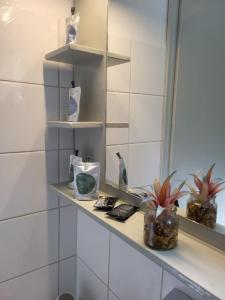 基尼拉Aura Guesthouse的一间带水槽和镜子的浴室