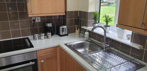 沃特福德SAV 1 Bed Apartment Argyle Watford的厨房配有水槽和台面
