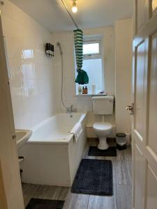 沃特福德SAV 1 Bedroom Flat near Watford Town Centre的白色的浴室设有浴缸和卫生间。
