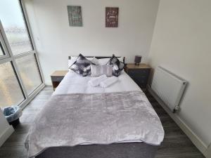 拉夫堡SAV Apartments Nottingham Road Loughborough - 1 Bed Flat的卧室配有带枕头的大型白色床