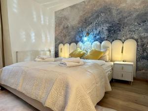 维也纳维也纳艺术酒店的卧室配有一张白色大床,墙上挂有绘画作品