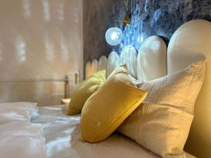 维也纳维也纳艺术酒店的床上有黄色枕头的床