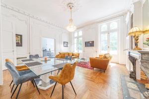 昂热Le Roi René appartement Haussmannien的客厅配有桌椅和壁炉