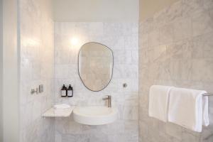 米德尔克尔克C-Hotels Silt的白色的浴室设有水槽和镜子