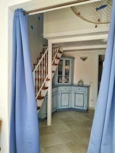 圣特奥多罗Villetta Luna的带有蓝色窗帘的房间的楼梯