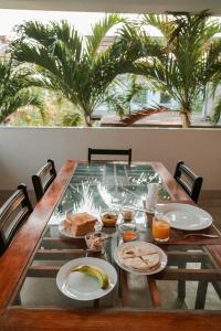 亭可马里托比科酒店的一张桌子,上面放着一些食物,上面放着棕榈树