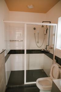 亭可马里托比科酒店的带淋浴和卫生间的浴室