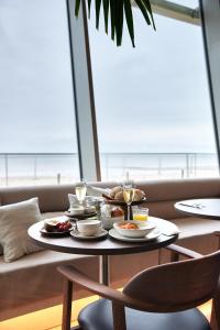 米德尔克尔克C-Hotels Silt的一张桌子,上面放着盘子,享有海景