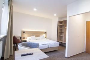 布拉格艾维酒店的配有一张床和一张书桌的酒店客房