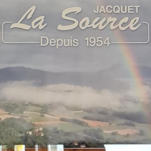Saint-Jean-de-CheveluLA SOURCE Jacquet depuis 1954 Hôtel et Studio的城市上空的彩虹