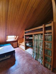 坎丹奇奥Albergue "El Aguila"的客房设有一张床和木制天花板