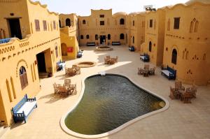 Az ZabūEl Beyt Farmhotel的一座空的庭院,在一座建筑里设有游泳池