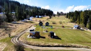 Lipnica WielkaDomek w górach Tiny House Forest Jacuzzi/widoki的享有山丘上带房屋的农场的空中景致