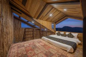 西姆拉Hotel Wood Winds - Best Hotel in Chail的带大窗户的客房内的两张床