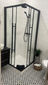 基勒纳德Sawgrass Killinard的浴室铺有黑色和白色瓷砖地板,设有淋浴。