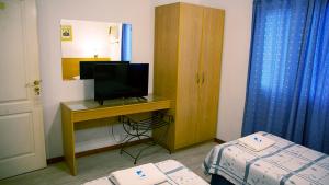 布宜诺斯艾利斯艾利斯快捷酒店的一间卧室配有电视和一张书桌及一张床