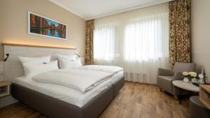汉堡Hotel Rosengarten的一间卧室设有一张大床和一个窗户。