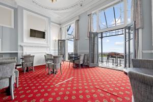 惠特比The Royal Hotel Whitby的一间会议室,配有椅子和红地毯
