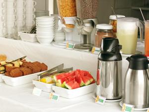 伊塔卡雷伊塔卡雷拉加托旅舍的餐桌上的自助食品和饮料