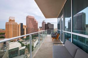 圣安东尼奥Thompson San Antonio - Riverwalk, by Hyatt的市景阳台