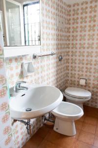 圣玛格丽塔-利古雷Posa的一间带水槽和卫生间的浴室
