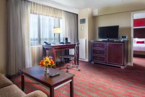 皇后区拉瓜迪亚广场酒店的酒店客房配有书桌和电视。