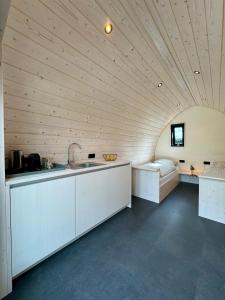 霍尔沃德Camping Zee van Tijd Holwerd的一个带柜台和水槽的厨房