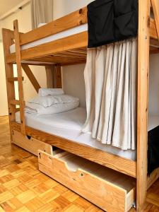 希洪Boogalow Hostel的房屋内带双层床的宿舍间内的双层床