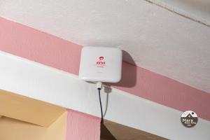 LiraMara Home Away in Lira, Uganda的粉红色和白色墙壁上的白色电源插座