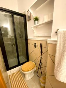 巴勒莫Alvorada Rooms的一间带卫生间和玻璃淋浴间的浴室