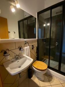 巴勒莫Alvorada Rooms的浴室配有卫生间、盥洗盆和淋浴。