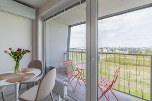 PrievozCozy apartment near city centrum and Bratislava airport的客房设有带桌椅的阳台。