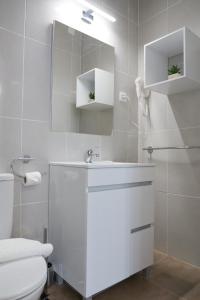 雷根古什-迪蒙萨拉什Casa do Castelo的白色的浴室设有水槽和卫生间。