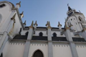 雷根古什-迪蒙萨拉什Casa do Castelo的一座白色的教堂,上面有一座塔