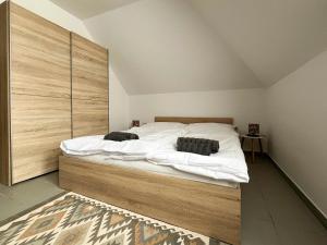 佐洛卡罗斯Thermal Camping Zalakaros的一间卧室配有一张大床和木制床头板