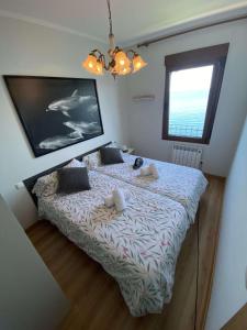 拉斯特雷斯Durmiendo con el mar的一间卧室设有一张大床和大窗户