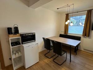 萨尔巴赫Willi‘s Studio的厨房配有桌椅和微波炉。