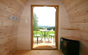 沃尔法赫Äckerhof的客房设有一扇门,可通往带桌子的庭院。
