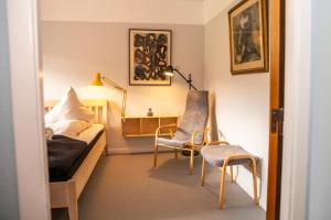 尼克宾法尔斯特Fuglsang Herregaard Hotel的一间卧室配有一张床和两把椅子