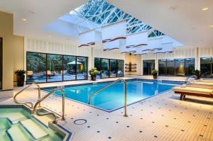 温哥华嘉蓝萨顿住宿酒店的大型室内游泳池,设有大型天花板