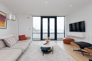 拉姆斯盖特Gorgeous 2 Bed Apartment with Stunning Sea Views with Free Parking and Fast Internet的客厅配有沙发和桌子