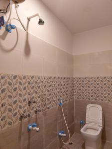 ForbesganjHotel Shobha Forbesganj的一间带卫生间和淋浴的浴室