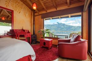 巴尼奥斯Luna Volcán, Adventure SPA的一间卧室设有一张床和一个大窗户