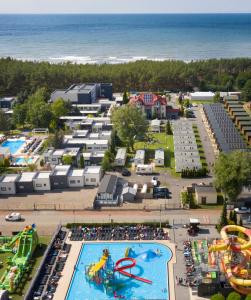 瓦济Holiday Golden Resort & Spa的游乐园的游泳池空中景观