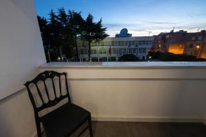 地拉那Niki’s Apartments的椅子位于阳台,享有建筑美景