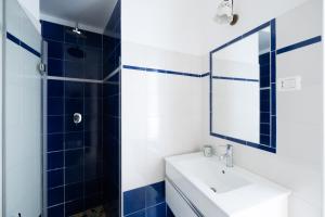 维耶斯泰朱利亚公寓的一间带水槽和镜子的浴室