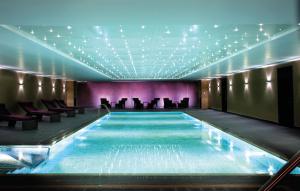 布伦特福德伦敦塞恩公园希尔顿酒店的紫色墙壁和紫色天花板的酒店游泳池