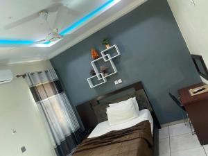 TokuseULTIMATE HOTEL的一间卧室设有一张床和蓝色的墙壁